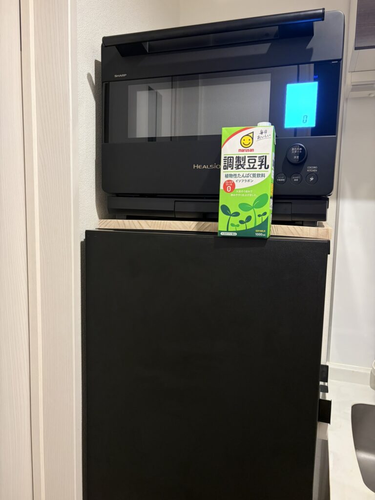 賃貸の冷蔵庫の上にヘルシオAX-N1Cを設置した様子。豆乳パックで高さの目安がわかる