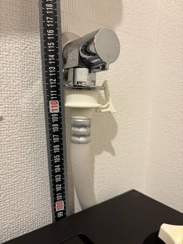 洗濯機置き場の水栓位置を計測した写真。床から約1100mm