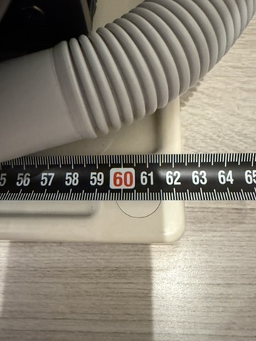 賃貸の防水パンにメジャーを当てて幅を計測している写真。約615mm